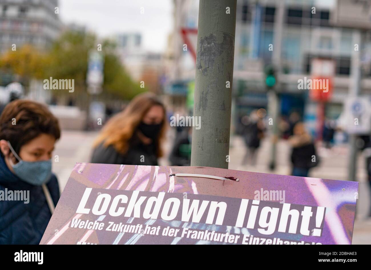 17. November 2020, Hessen, Frankfurt/Main: Ein Plakat auf der Einkaufsmeile Zeil mit der Aufschrift "Lockdown Light" lädt zu einer Diskussion über die Auswirkungen der teilweisen Schließung in der Corona-Krise auf den Frankfurter Einzelhandel ein. Foto: Frank Rumpenhorst/dpa Stockfoto