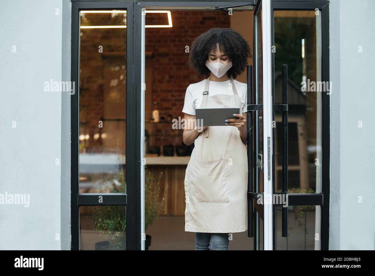 Neue Normalität, Probleme bei der Arbeit und soziale Netzwerke nach der Eröffnung Coffee Shop Stockfoto