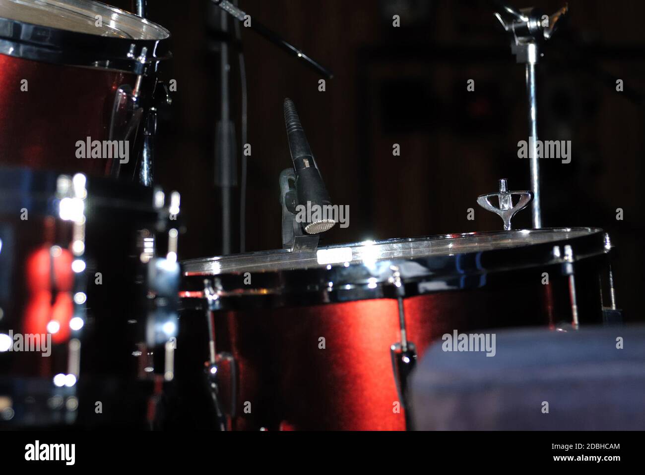 Schlagzeug auf der Bühne, schwarzer Hintergrund Stockfoto