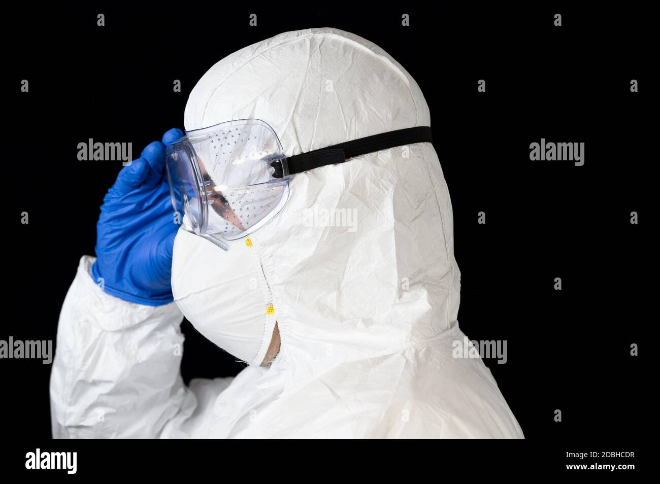 Covid-19 Schutzausrüstung. Porträt von Arzt oder Krankenschwester tragen persönliche Schutzausrüstung auf schwarzem Hintergrund isoliert. Stockfoto