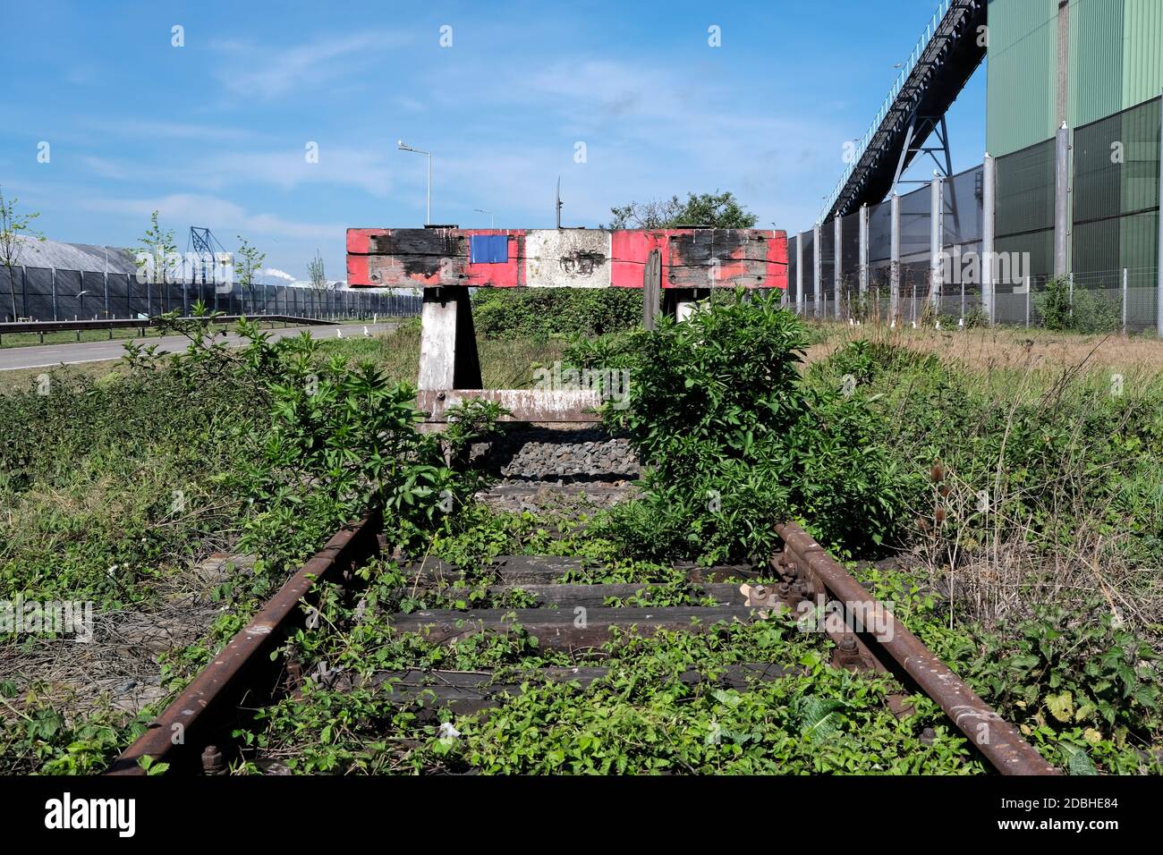 Holzpuffer Stop mit rotem Stoppschild endet Schienenwege Konzept für Limit. Pufferstopp . Die letzte Zeile Stockfoto