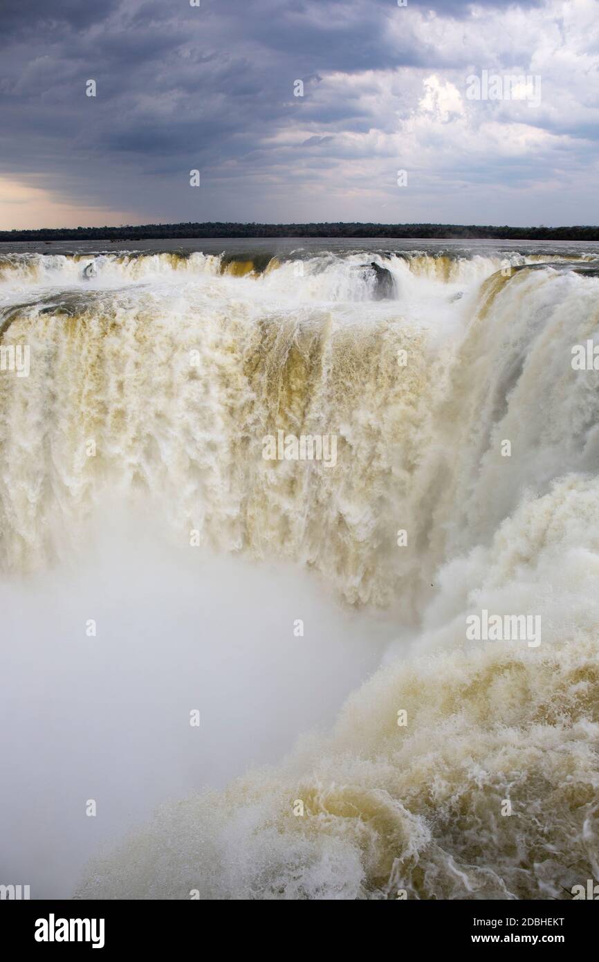 Die berühmten Teufelsschlund in Iguazu Wasserfälle, eines der großen Naturwunder der Welt, an der Grenze von Argentinien und Brasilien, Südamerika Stockfoto