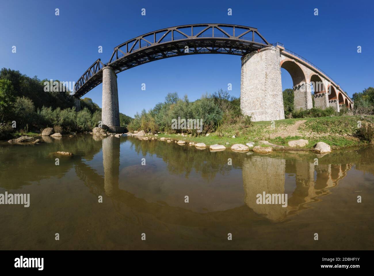 Verlassene Eisenbahnbrücke über den Fluss Mignone (Latium, Italien, Europa) Stockfoto