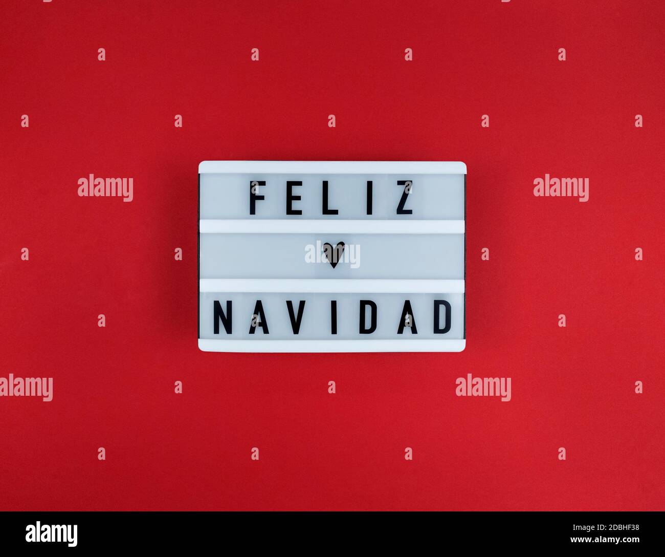 Leuchtkasten mit Feliz Navidad Phrase, Spanisch Frohe Weihnachten auf rotem Hintergrund. Stockfoto