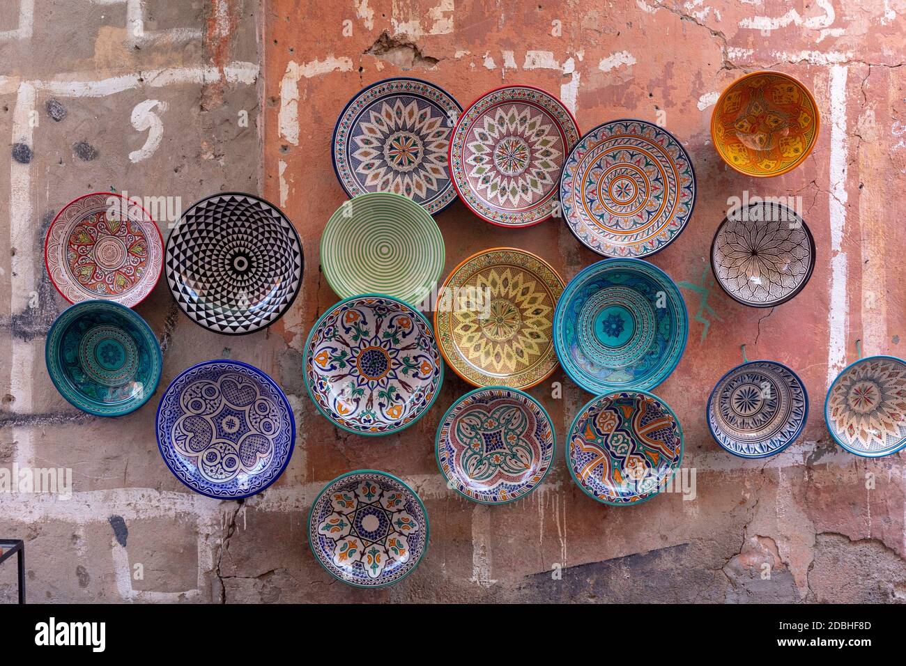 Platten, Tajine und Töpfe aus Ton auf dem Souk in Tanger, Marokko, Afrika Stockfoto