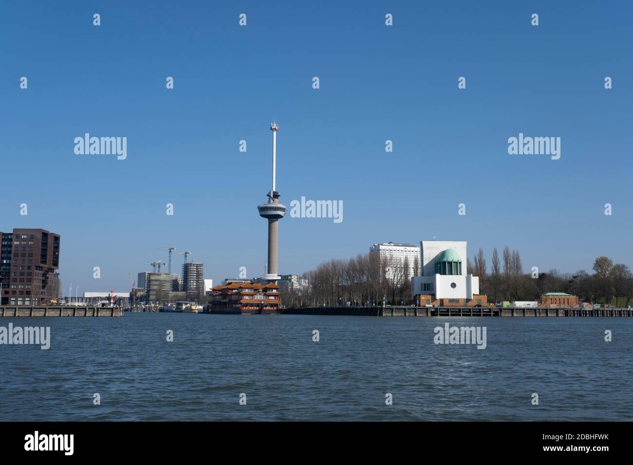 Euromast Tower in Rotterdam mit schwimmenden chinesischen Restaurant Stockfoto