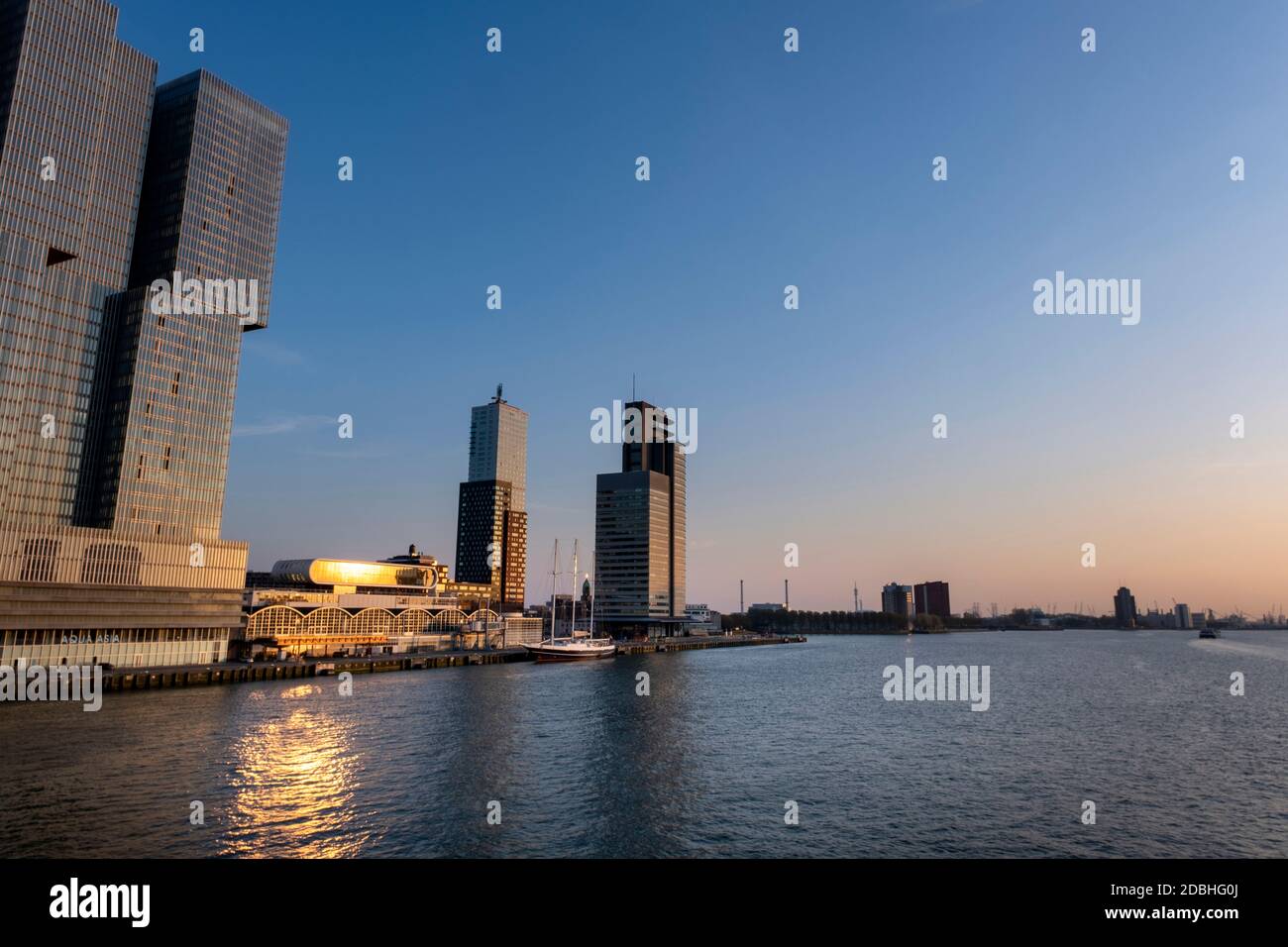 Stadtbild von Rotterdam, Blick auf 'de kop van zuid' vom Flussufer Stockfoto