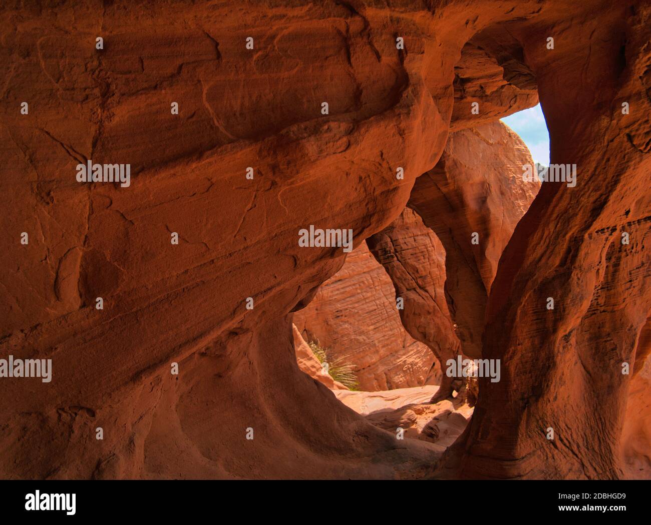 Stützsäulen und schmale Öffnungen in einem rötlich-braunen Gestein Stockfoto