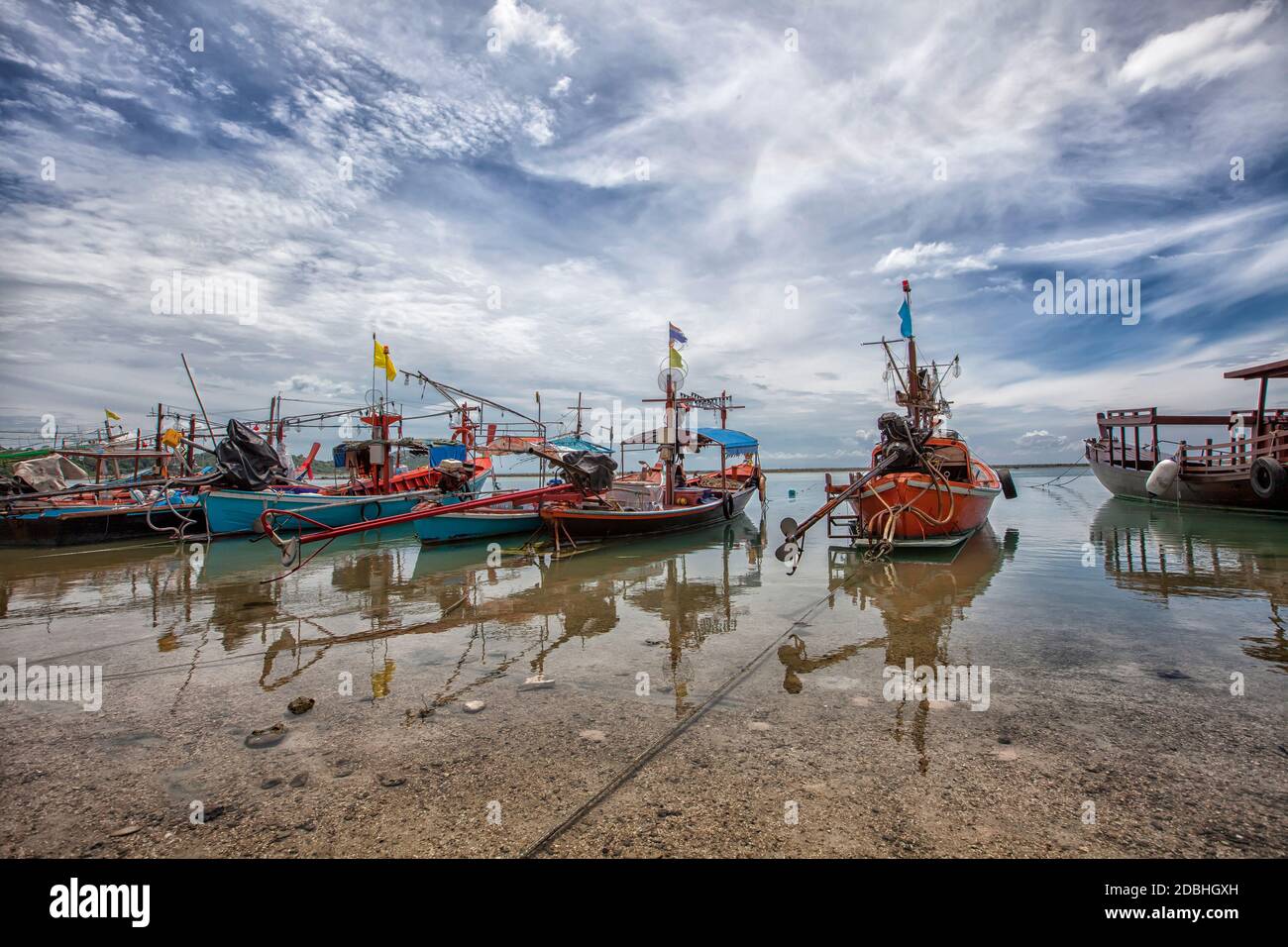 Fischerdorf auf Koh Samui, Thailand. Viele Fischerboote Moore Stockfoto