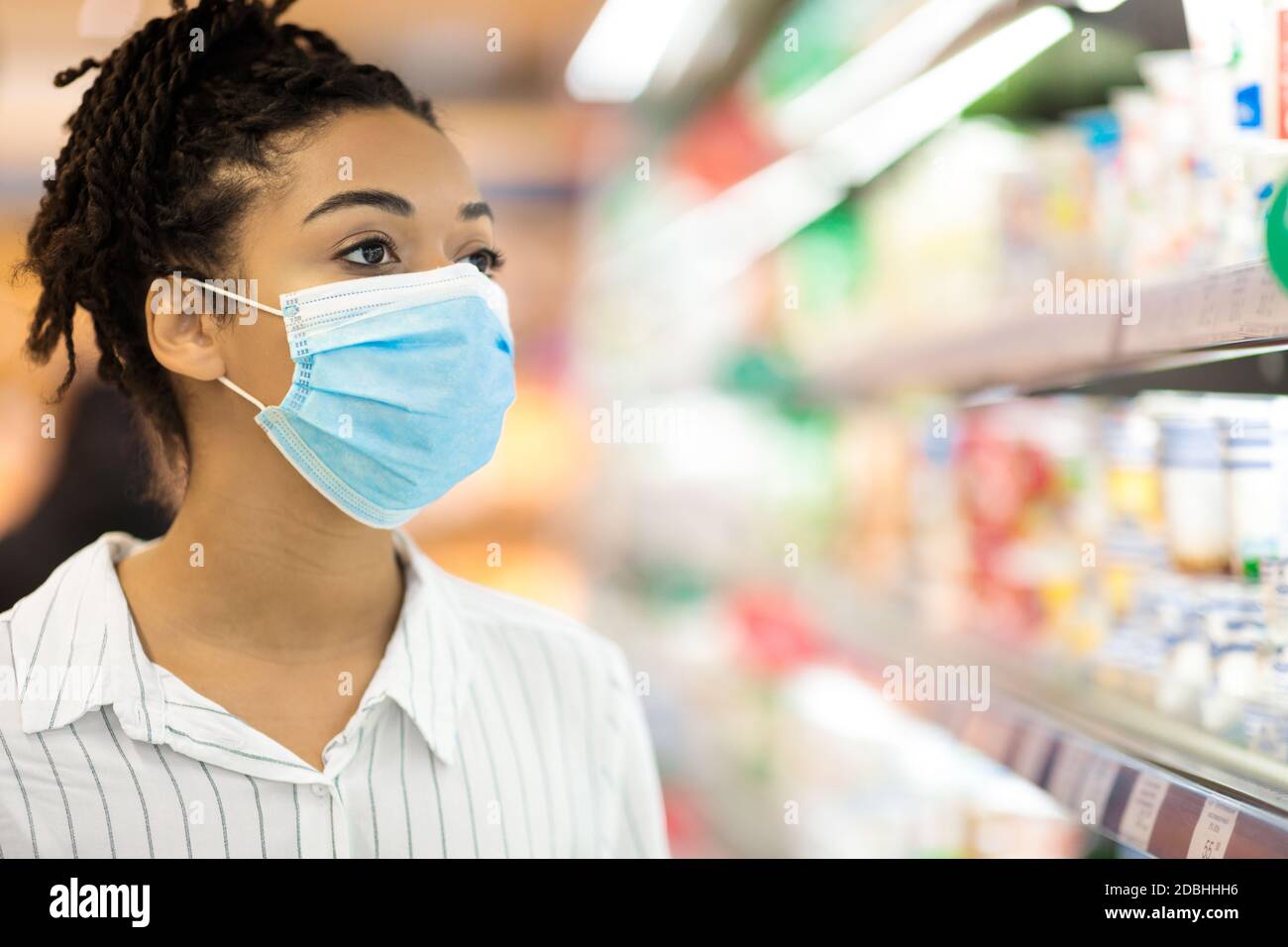 Schwarze Frau Trägt Gesichtsmaske Tun Lebensmittelgeschäft Einkaufen Im Supermarkt Stockfoto
