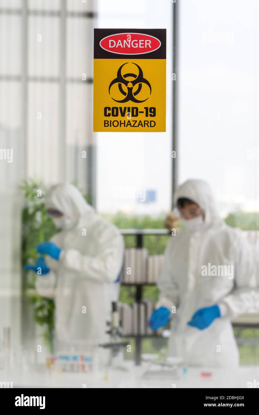 Fotos, die durch das Glas des Laborraums aufgenommen wurden, verhindern die Verbreitung von Virusforschungen. Stockfoto