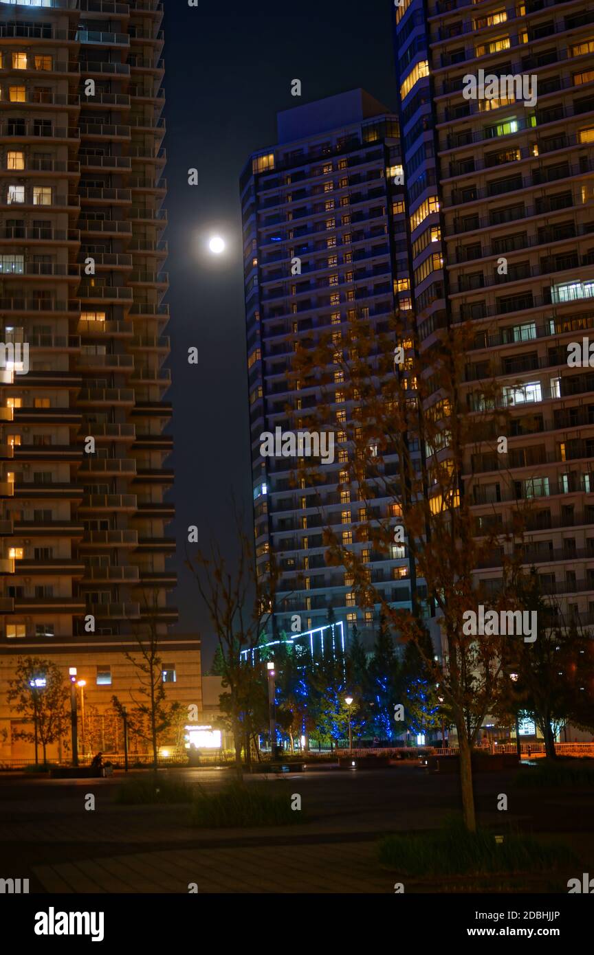 Vollmond von der Hochhauswohnung aus sichtbar Stockfoto