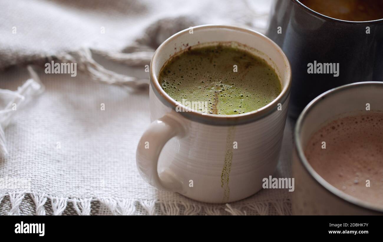 Drei Tassen Kakao mit Kokosmilch. Konzept der gemütlichen Winterurlaub trinken Stockfoto