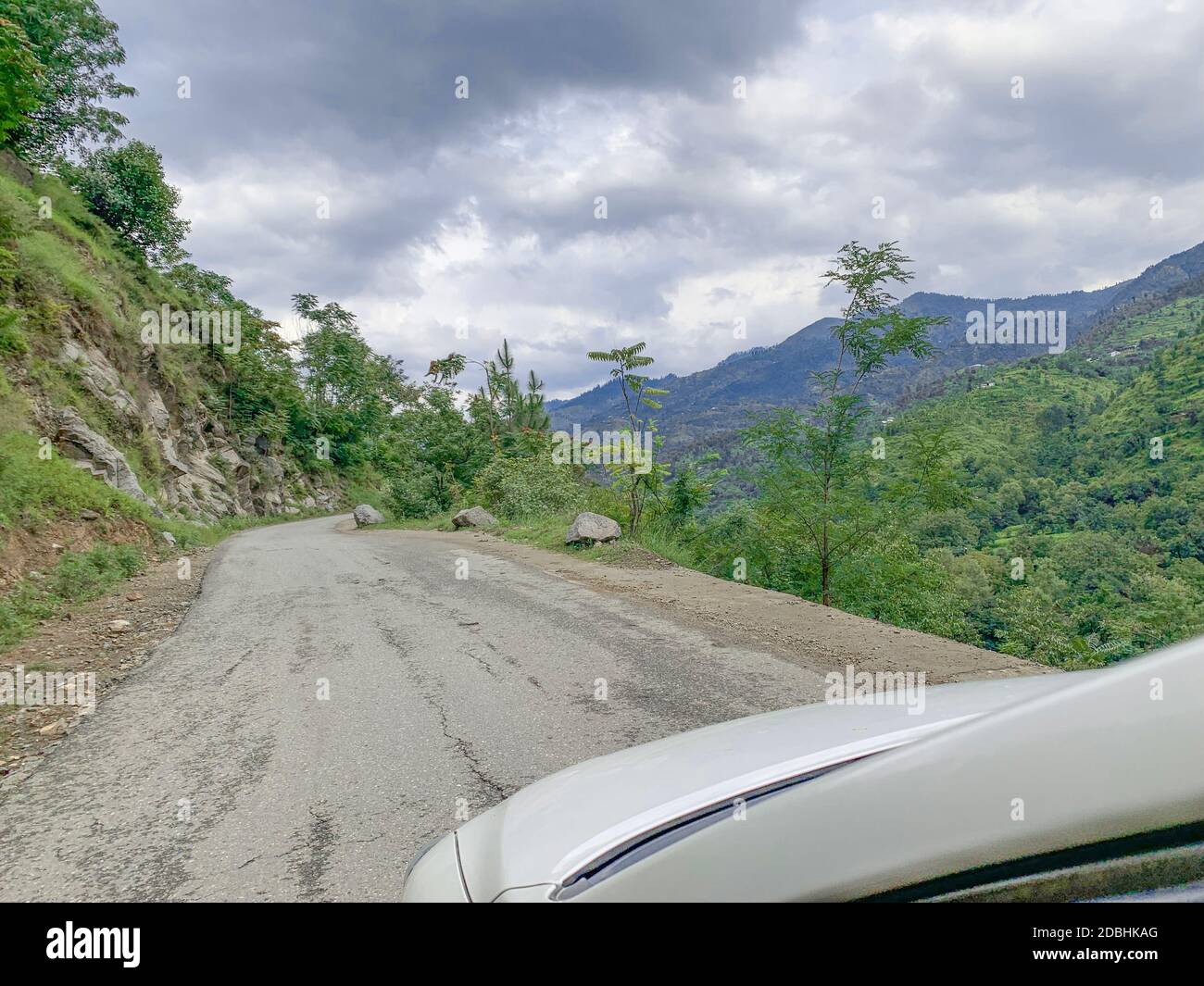 Der gerade Teil der Serpentinenstraße in den Bergen im swat Tal. Der Blick vom Auto Stockfoto