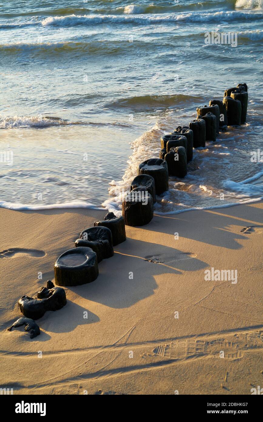 Wellenbrecher am Rewal Strand an der polnischen Ostseeküste Stockfoto