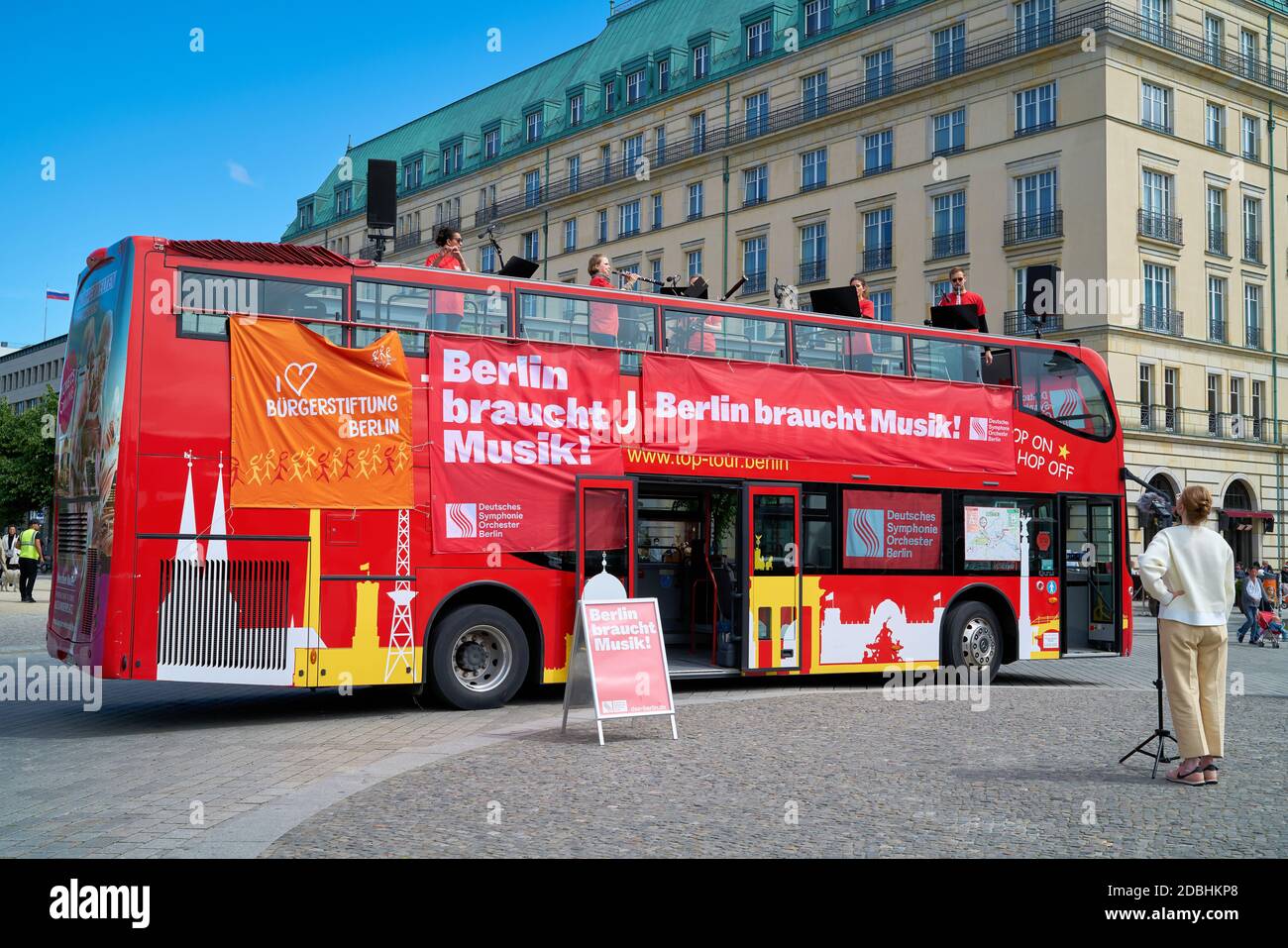 Corona Konzert in Berlin unter dem Motto 'Berlin braucht Musik'. Musiker des Deutschen Symphonieorchesters Berlin musizieren im Bus für Anwohner und Touristen. Aufgrund der Corona-Pandemie sind Konzertereignisse noch nicht erlaubt. Stockfoto