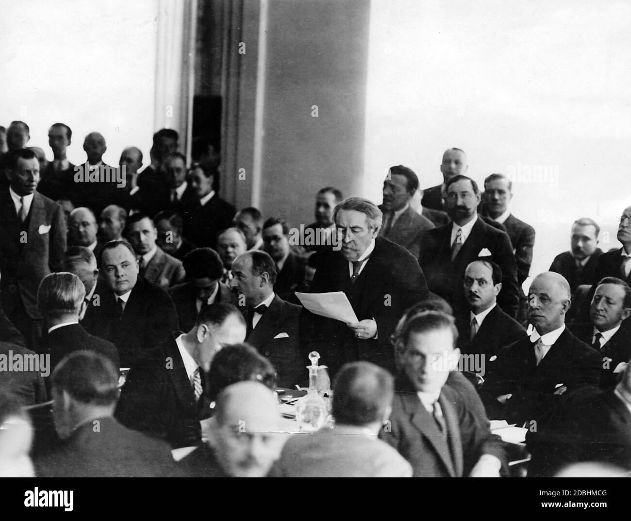 Aristide Briand spricht bei einem Treffen des Völkerbundes in Genf. Stockfoto