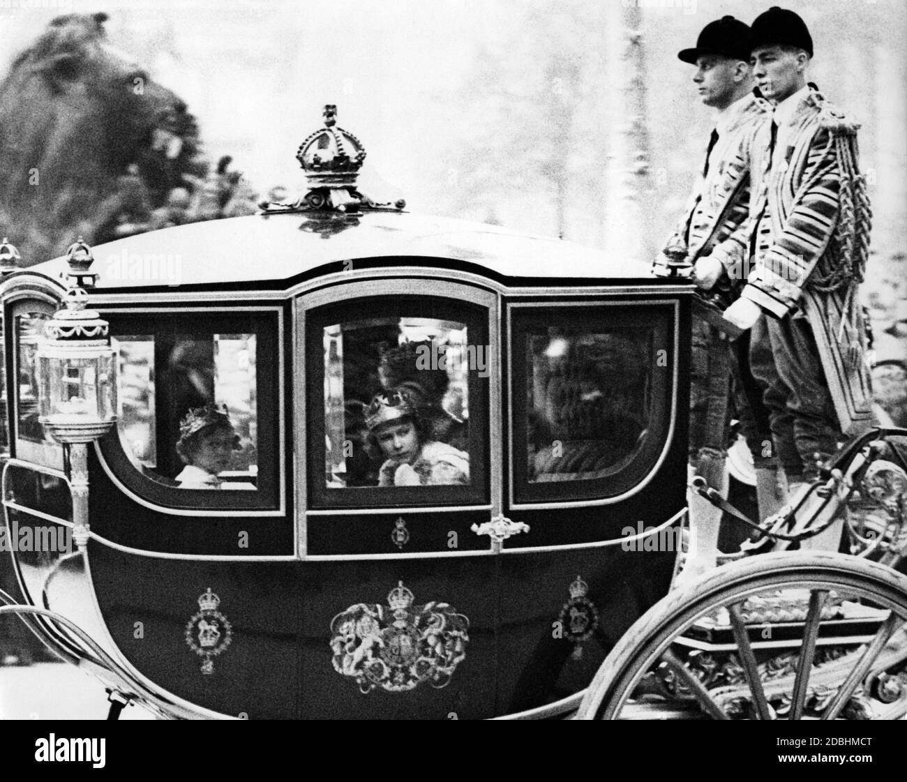 Elizabeth II. (Rechts), Margaret Rose (links) und Königin Mutter Maria mit goldenem Diadem (versteckt hinter Elizabeth) in der Kutsche während der Prozession über den Trafalgar Square. Die beiden Prinzessinnen tragen ihre Kronen. Stockfoto