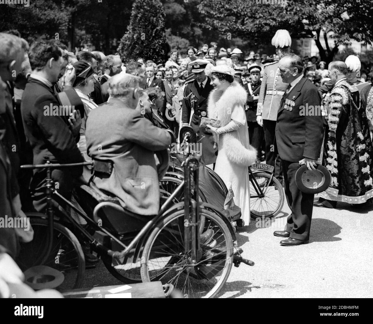 "Queen Elizabeth und King George VI im Gespräch mit Veteranen des Ersten Weltkriegs in Cardiff auf ihrer Krönungsreise durch Wales. Die Veteranen nennen sich ''die alten Kontestibles'''. Stockfoto