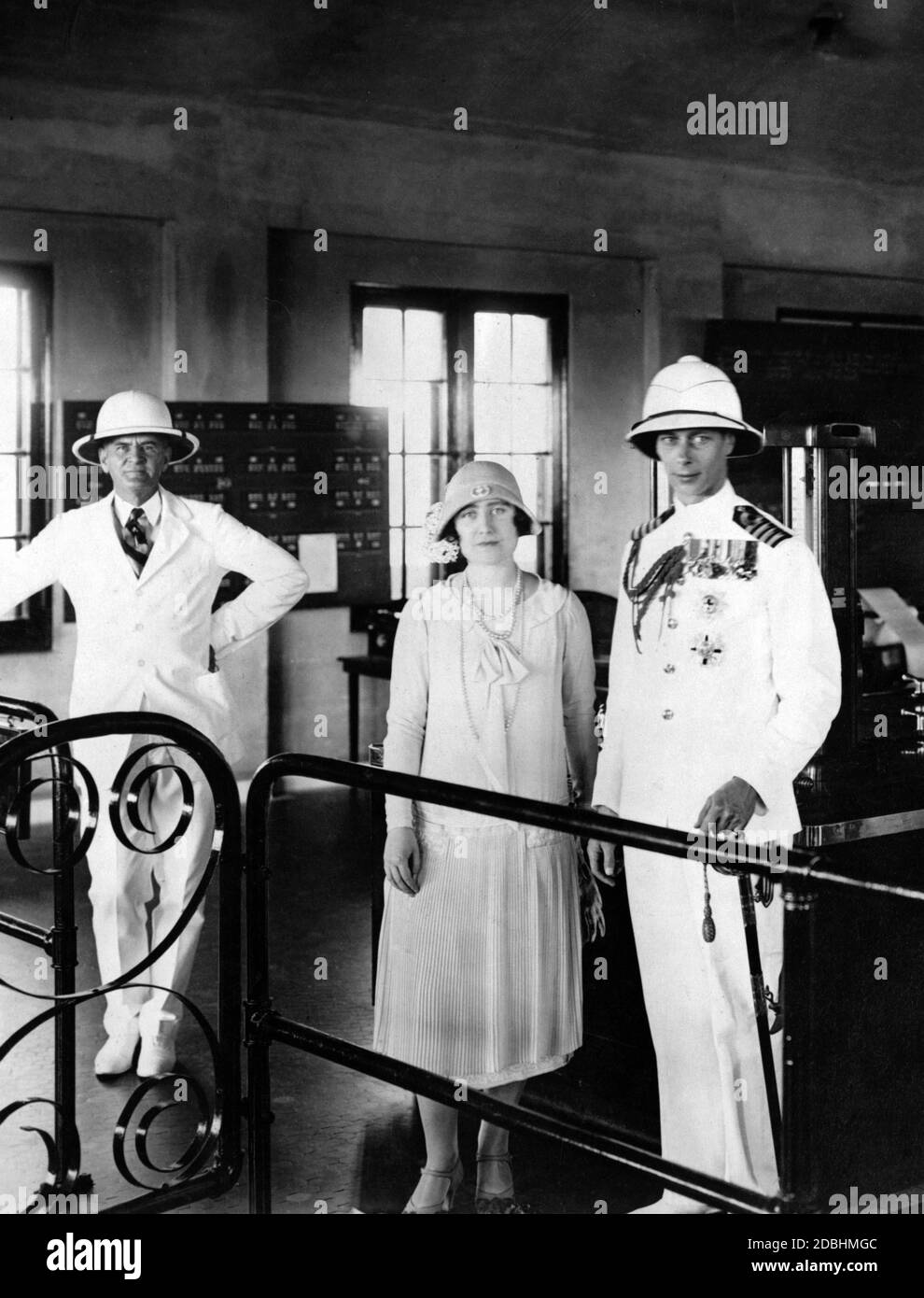Elizabeth, Herzogin von York, und ihr Ehemann George, Herzog von York und später König George VI, in Panama, die das Auslaufen von Gatun Lock, begleitet von Colonel M.L. Walker, Gouverneur der Kanalzone. Stockfoto