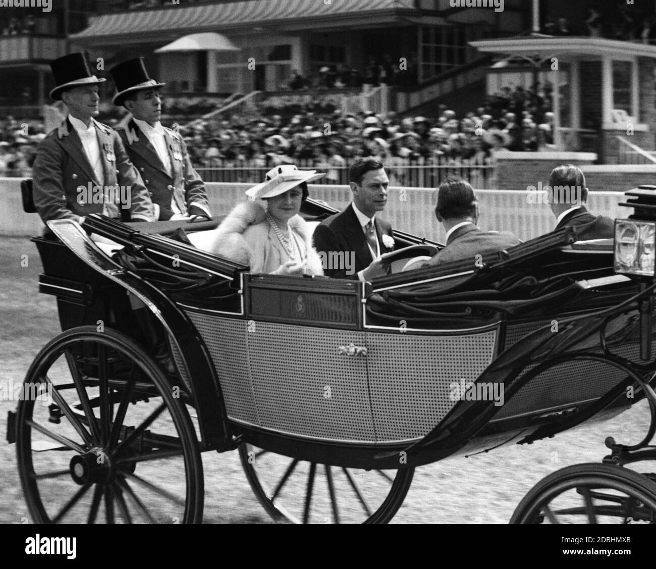 Königin Elizabeth und König George VI bei ihrer Ankunft auf der Rennbahn in einem offenen Landau. Undatierte Aufnahme, ca. 1937 Stockfoto