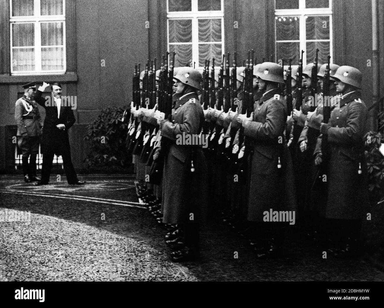 Reichskanzler Adolf Hitler nach dem diplomatischen Empfang im Hof des Reichspräsidenpalastes 1935 mit Ehrenbildung der Wehrmacht. Stockfoto