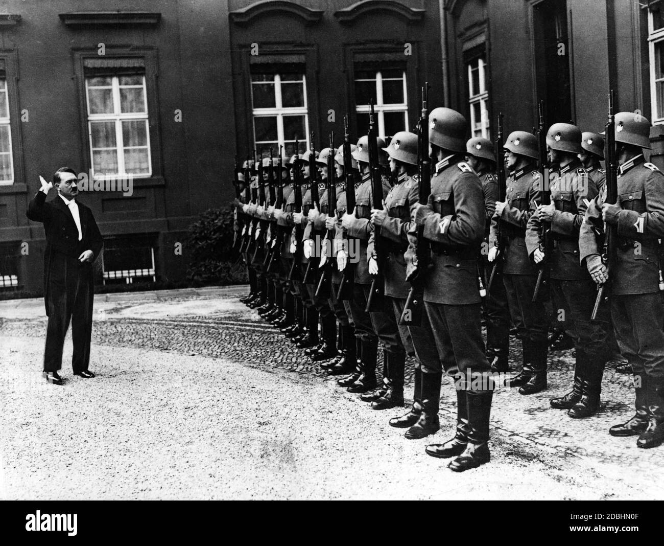 Adolf Hitler begrüßt die Ehrenwache der Wehrmacht im Hof des Reichspalais während des diplomatischen Empfangs 1935. Stockfoto
