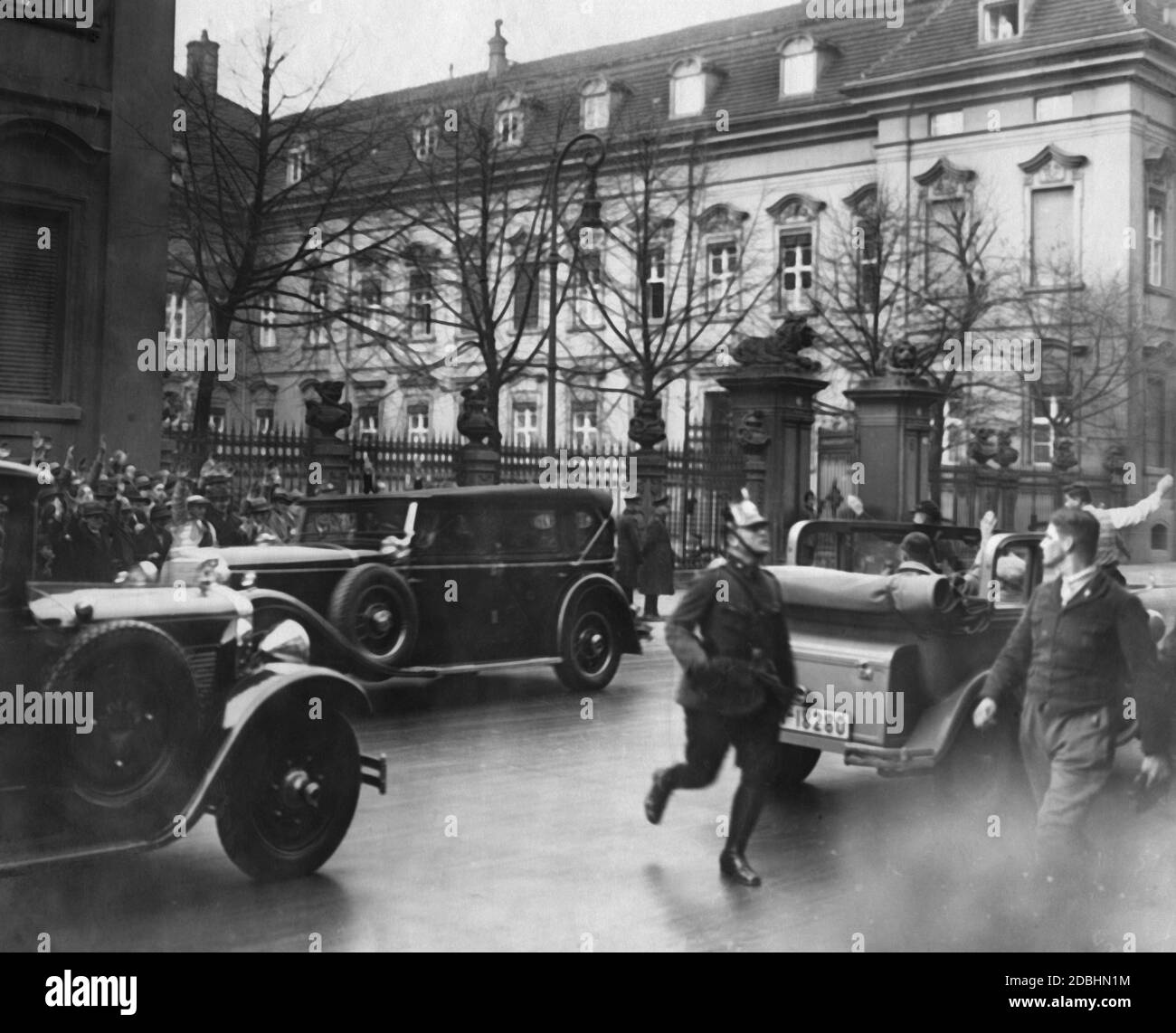 Adolf Hitler in Berlin. Hitler winkt aus einem Auto. Stockfoto
