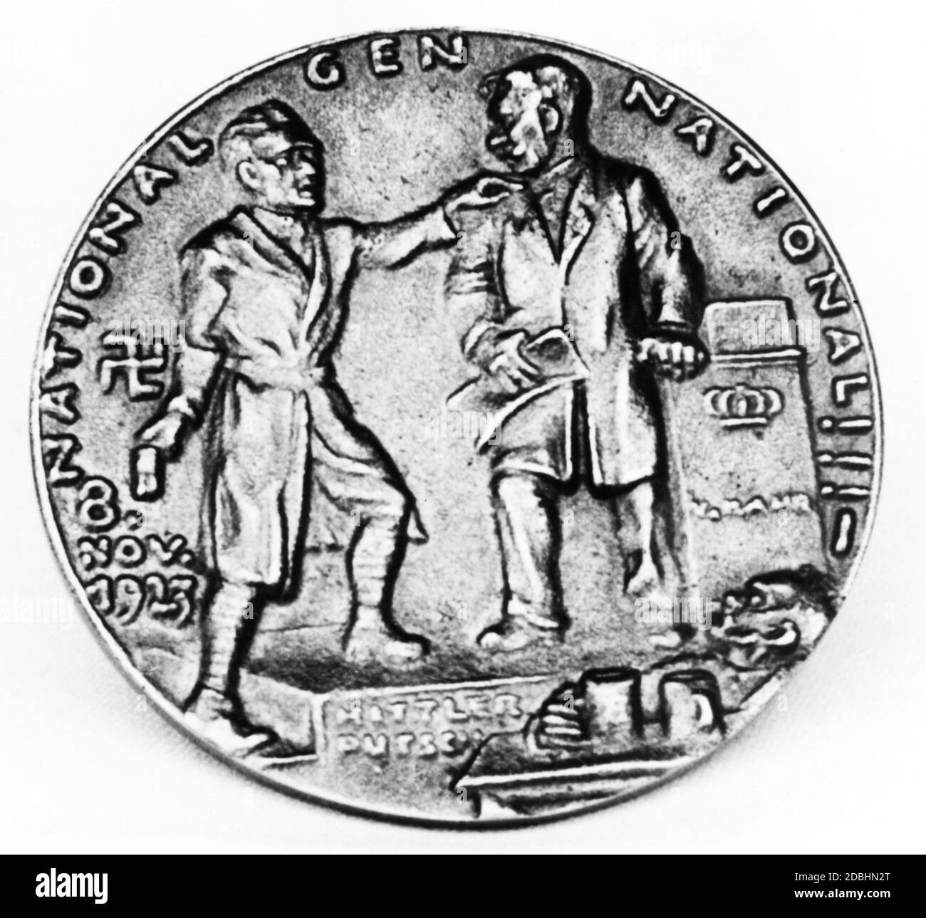 Der Münzhändler Karl Kress zerstörte nach der Machtübertritt der NSDAP 1933 alle erreichbaren Münzprägeanstalten dieser Medaille. Der Bierhaussaal Putsch - Hitler mit Kahr im Buergerbraeukeller - als Punch and Judy Show gesehen. Stockfoto