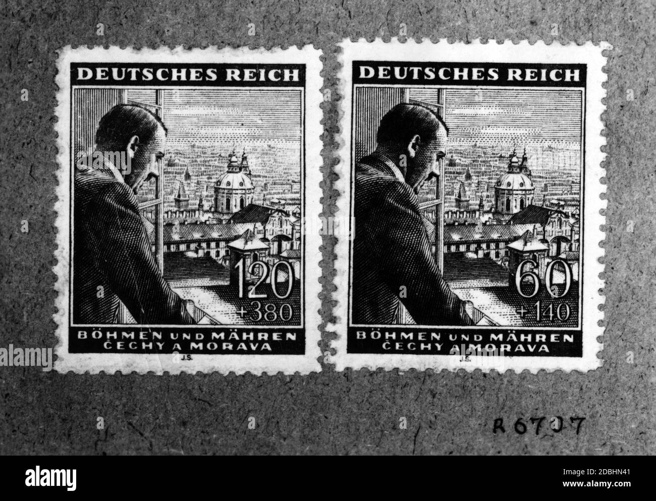 Adolf Hitler als Briefmarkenmotiv für das Deutsche Reich. Gezeigt ist Hitler auf einem Motiv von Böhmen und Mähren mit der Stadt Prag. Es handelt sich um Halbpostmarken einer Sonderserie der Reichspost, die von 1943 bis Kriegsende gültig war. Der markierte Betrag + wurde als Spende erhalten. Stockfoto