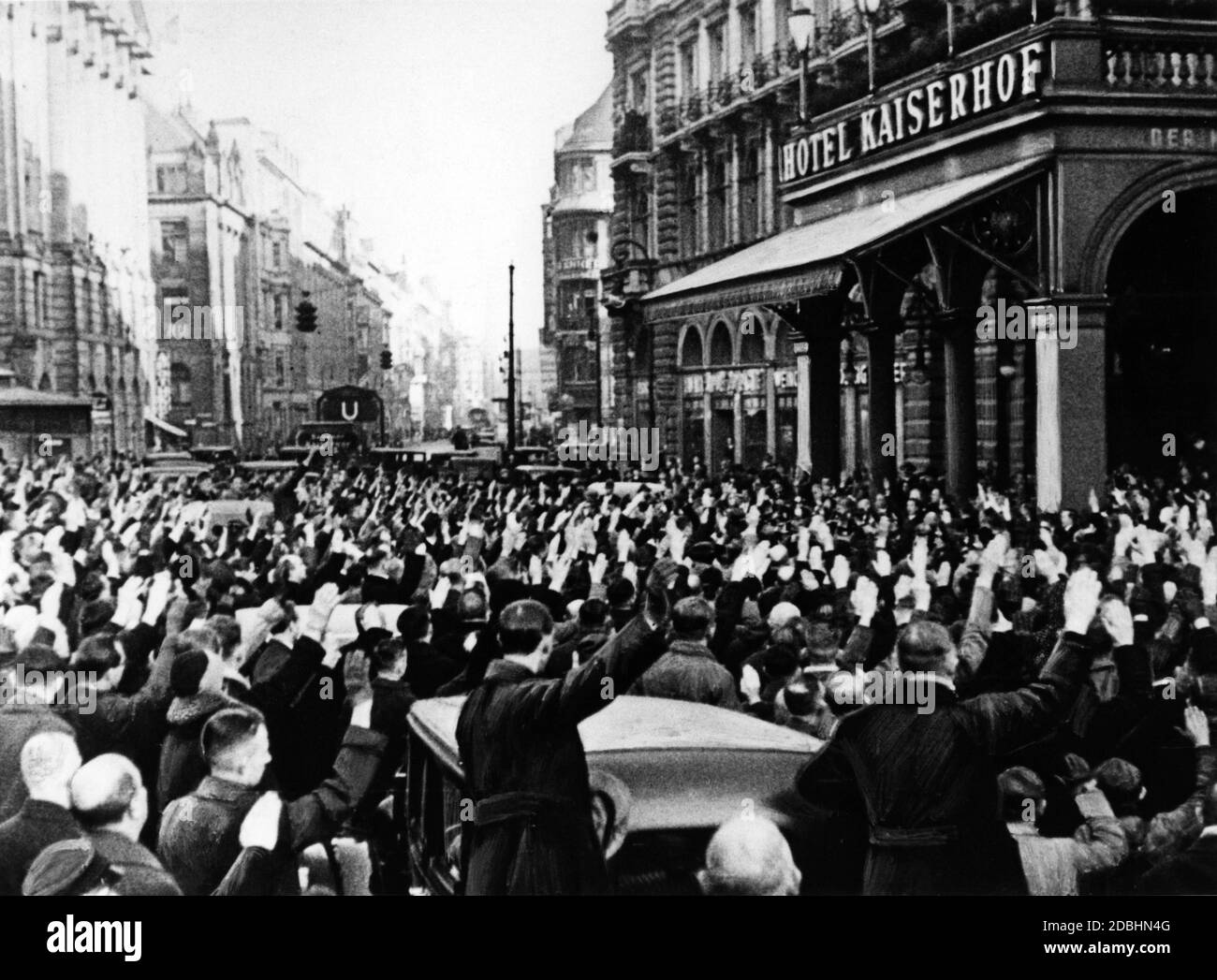 Nach seiner Ernennung durch Paul von Hindenburg bei seiner Rückkehr in seine Unterkunft begrüßt eine Menschenmenge den neu ernannten Reichskanzler Adolf Hitler. Stockfoto