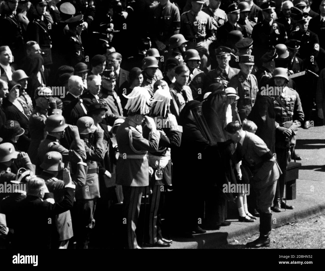Adolf Hitler spricht der trauernden Familie von Paul von Hindenburg bei seinem Trauergottesdienst in der Gedenkstätte Tannenberg sein Beileid aus. Stockfoto