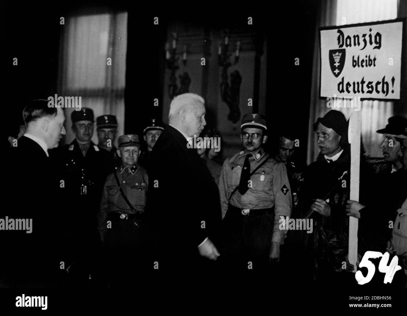 Adolf Hitler mit Paul von Hindenburg in Danzig. Auf einem Schild tragen Mitglieder der SA und Bürger die Aufschrift: 'Zig bleibt deutsch!' ('Danzig bleibt deutsch!').' Stockfoto
