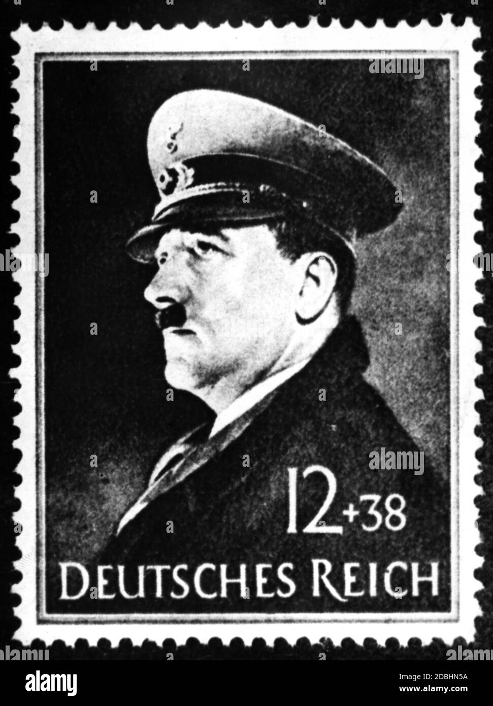 Briefmarke mit dem Profil von Adolf Hitler im Wert von 12 Pfennig. Zusätzliche Gebühr 38 Pfennig. Stockfoto