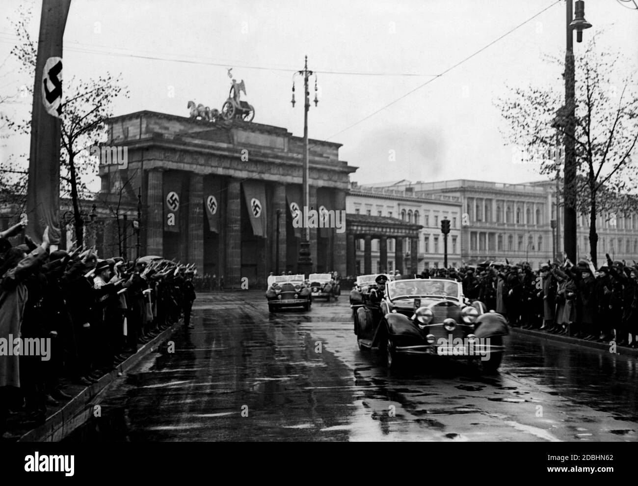 Adolf Hitler auf dem Weg zu einer Rede im Reichstag an der Kroll Oper. Die grüßenden Passanten hören die Rede durch die Lautsprecher in den Straßen. Stockfoto