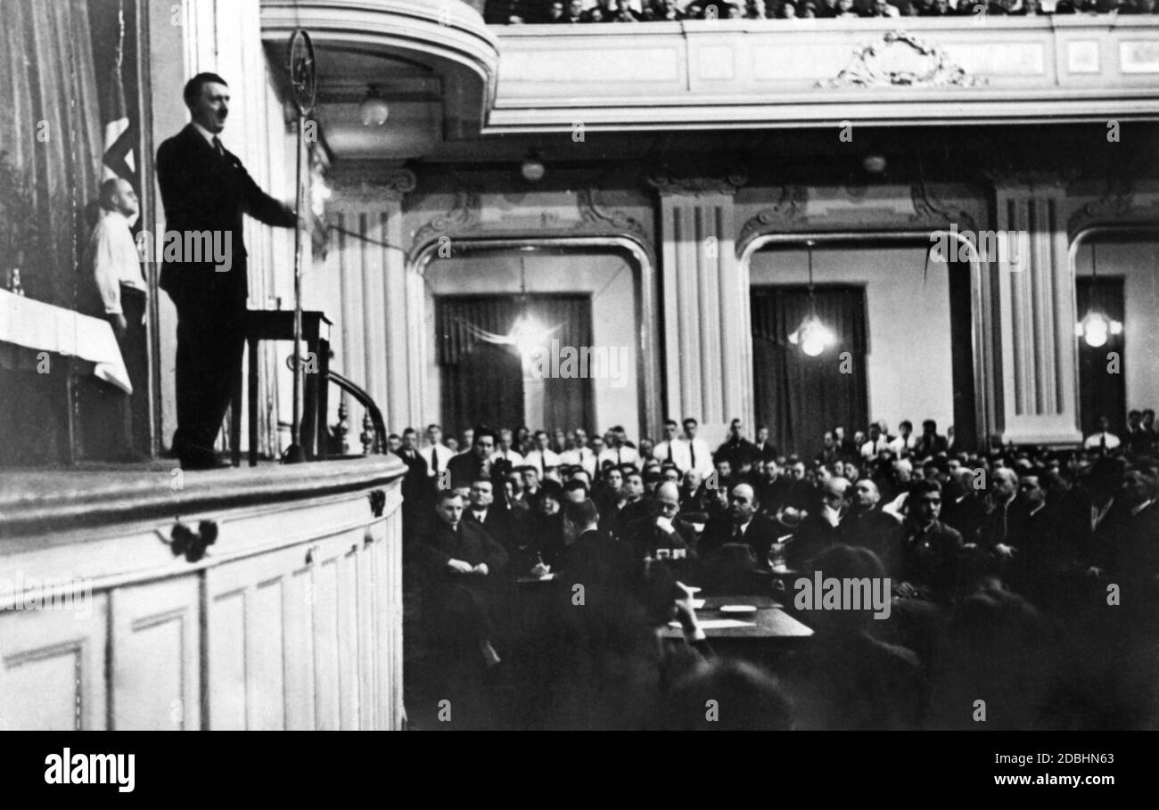 Adolf Hitler spricht bei einer NSDAP-Wahlkampfveranstaltung in der Hasenheide in Berlin. Stockfoto