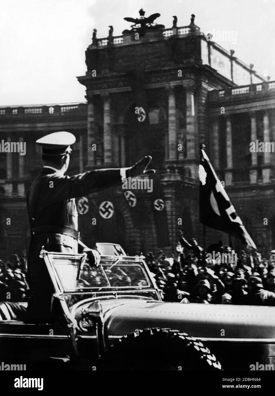 Adolf Hitler betritt die Hofburg in Wien Gruß. Stockfoto