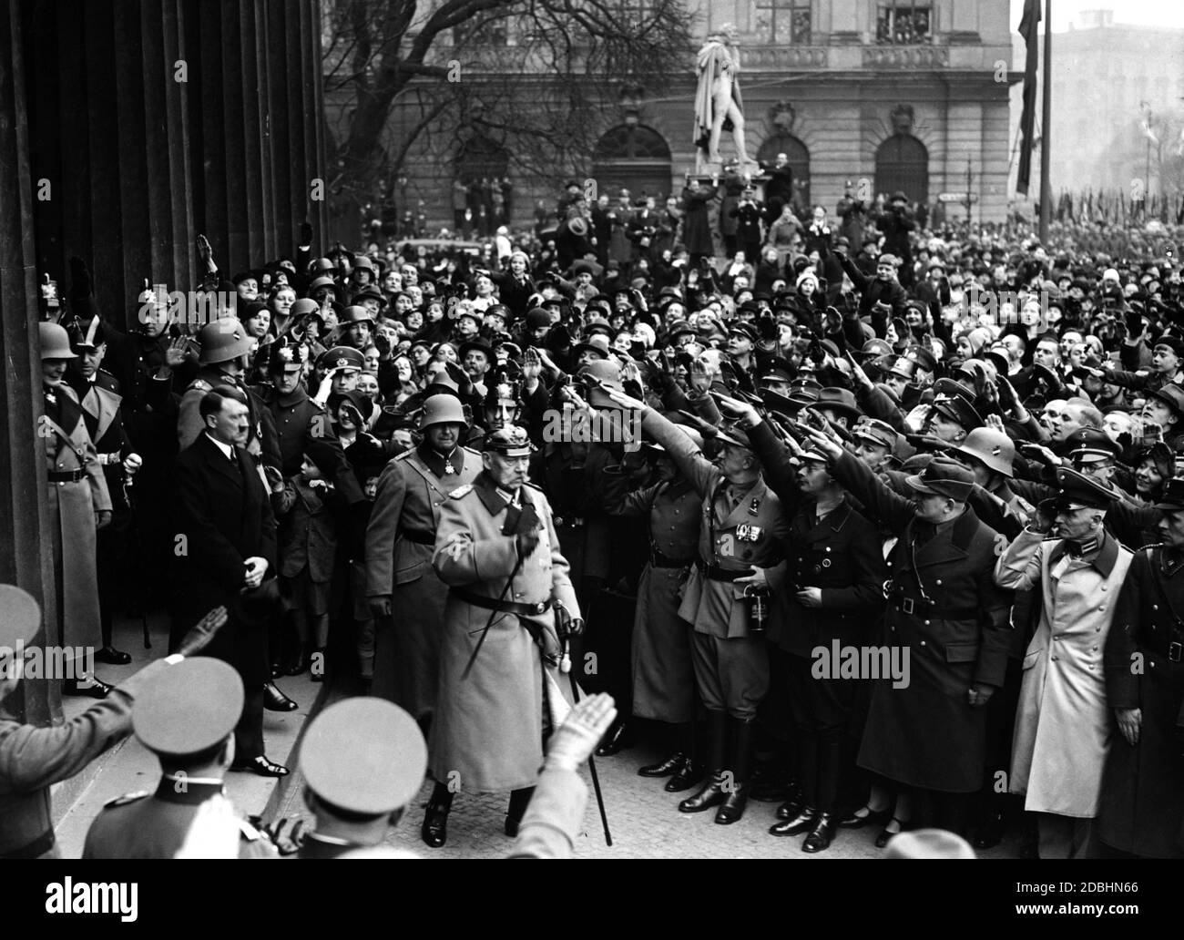 Hitler und Hindenburg nach der Kranzniederlegung an der Neuen Wache am Volkstrauertag. Stockfoto