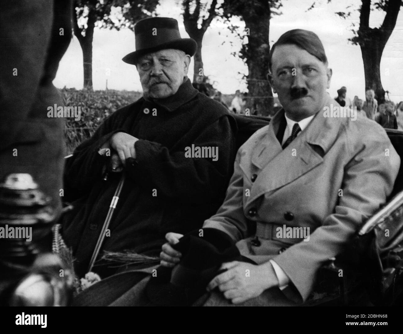 Adolf Hitler im Trenchcoat und Paul von Hindenburg auf einem der letzten gemeinsamen Bilder, die während einer Kutschfahrt auf dem Landgut Neudeck aufgenommen wurden. Stockfoto