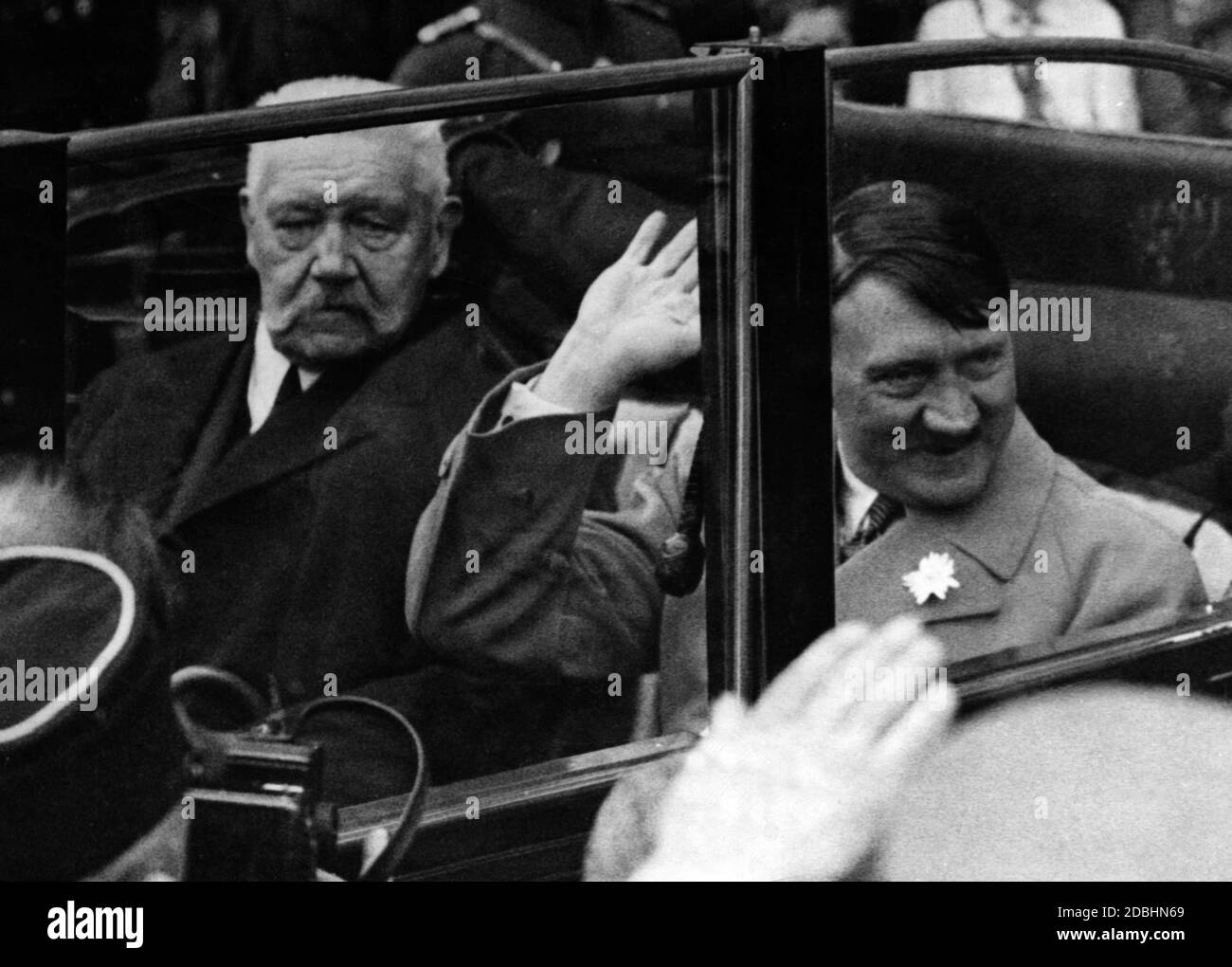 Hitler und Hindenburg gehen gemeinsam zu einer Jugendversammlung im Lustgarten. Stockfoto