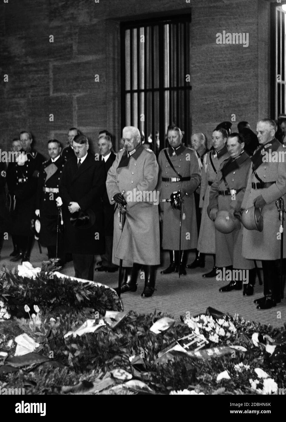Hitler und Hindenburg nach der Kranzniederlegung am Gedenktag. Dahinter stehen Franz von Papen, Gerd von Rundstedt, Hermann Göring und Werner von Blomberg. Stockfoto