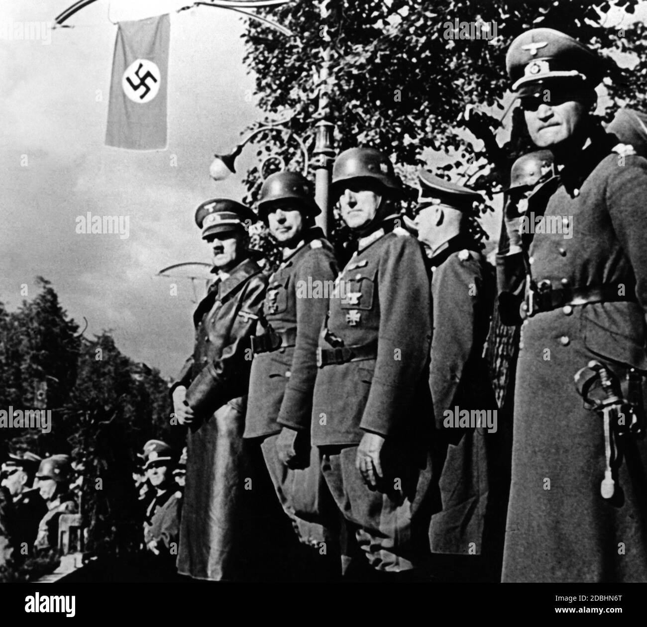 Adolf Hitler grüßt zusammen mit dem Chef der deutschen Generäle Wehrmachtseinheiten, während sie vormarschieren, die Polens Hauptstadt Warschau nahmen und damit den polnischen Feldzug erfolgreich beendeten. Stockfoto