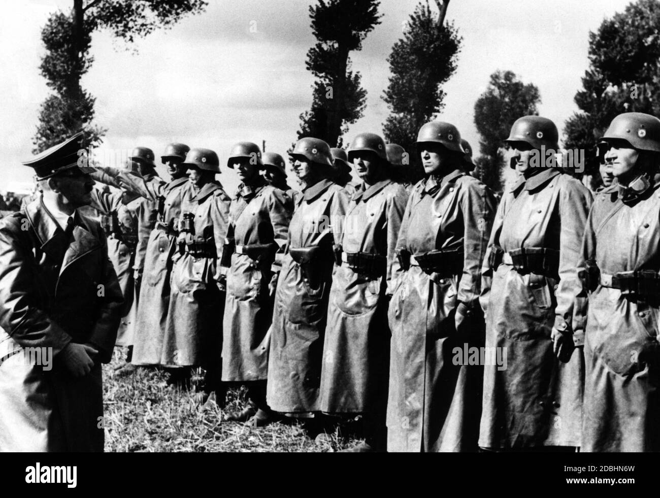 Adolf Hitler ehrt Mitglieder seiner Leibstandarte nach ihrer Teilnahme am polnischen Feldzug. Stockfoto