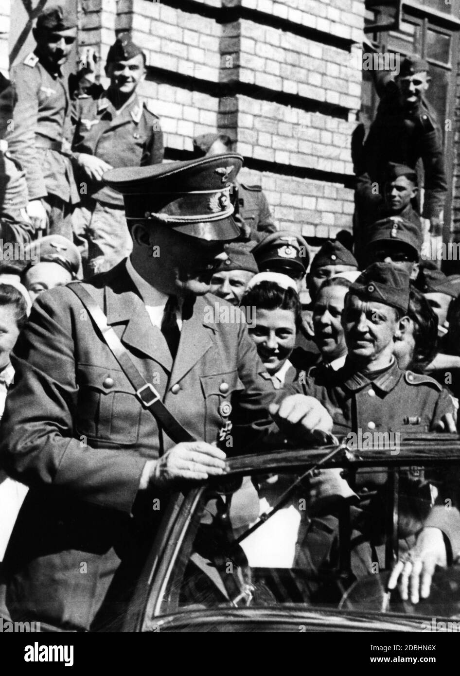 Adolf Hitler mit Soldaten und Rotkreuzschwestern. Stockfoto