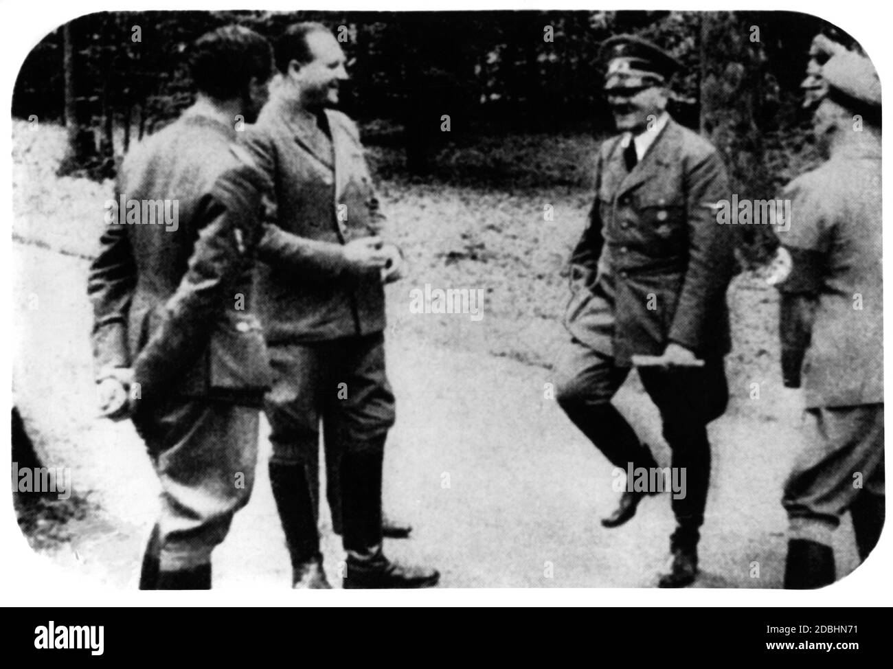 Adolf Hitler scheint nach der französischen Kapitulation in Hochstimmung zu sein. Rechts ist vermutlich Hermann Göring in Zivilkleidung zu sehen. Stockfoto