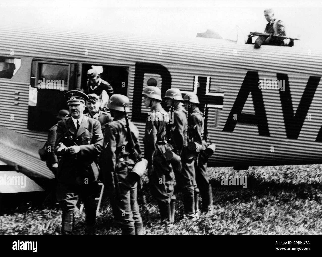 Adolf Hitler verlässt während des polnischen Feldzugs das Flugzeug des Führers. Neben ihm sind Soldaten der Luftwaffe. Stockfoto