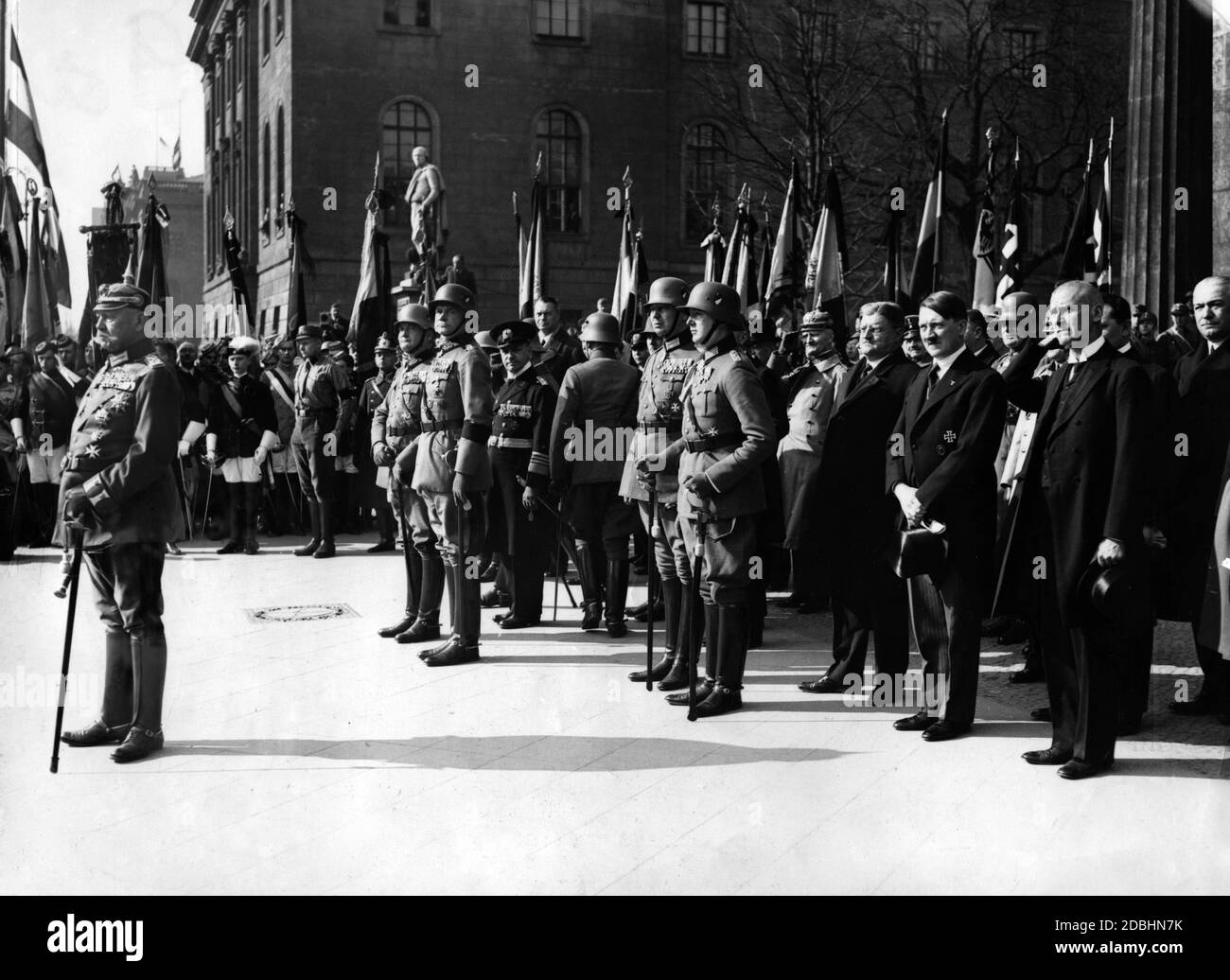 Reichspräsident Paul von Hindenburg am Volkstrauertag 1933. Hinter ihm Alfred Hugenberg, Reichskanzler Adolf Hitler und Wilhelm Frick. Stockfoto