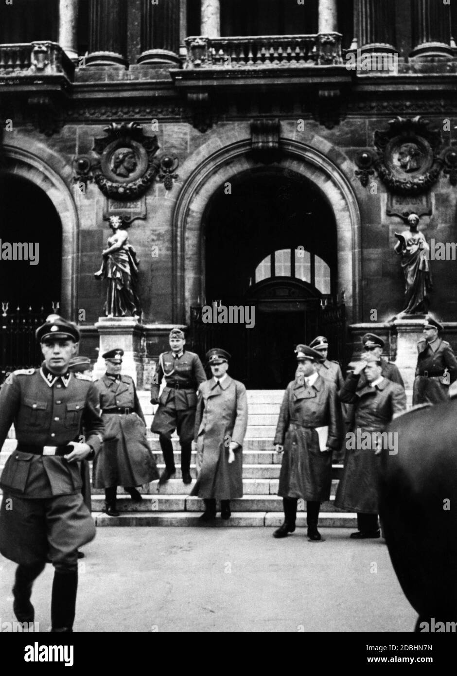 Adolf Hitler bei seinem einzigen Besuch in Paris. Rechts seine Haus- und Hofarchitekten Albert Speer und Paul Giesler (rechts). Auf der linken Seite Wilhelm Keitel. Stockfoto