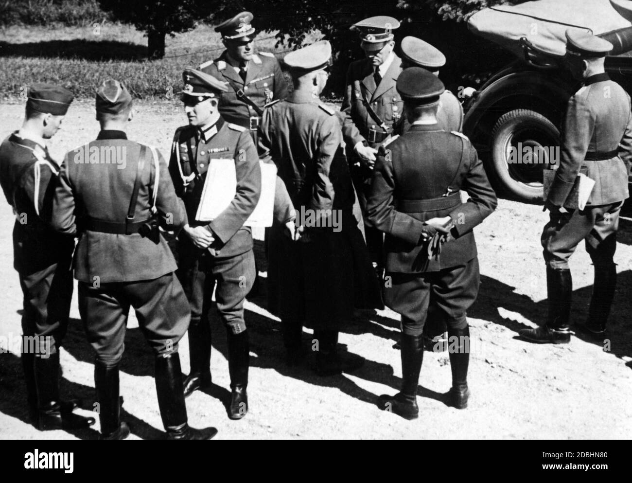 Adolf Hitler während des Angriffs auf Polen im Gespräch mit Reichsführer-SS Heinrich Himmler und Generalmajor Bodenschatz. Stockfoto