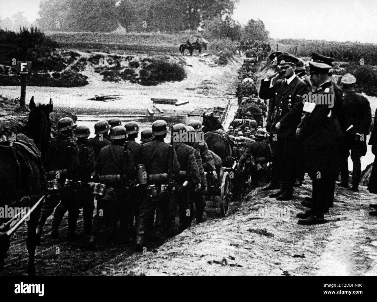 Adolf Hitler vor vorbeiziehenden Wehrmachtseinheiten während des polnischen Feldzuges. Stockfoto